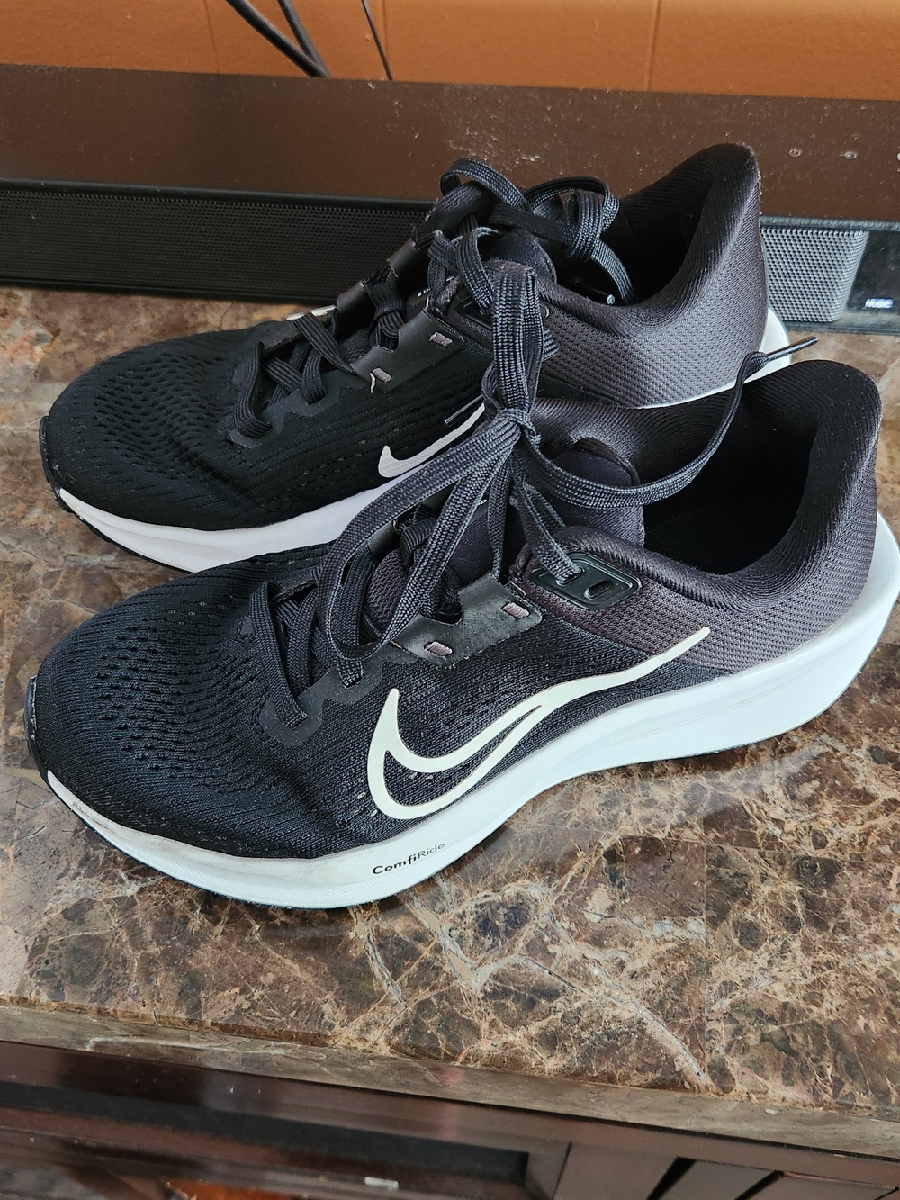 Nike Women's 5.5 Black and White Running Sneakers